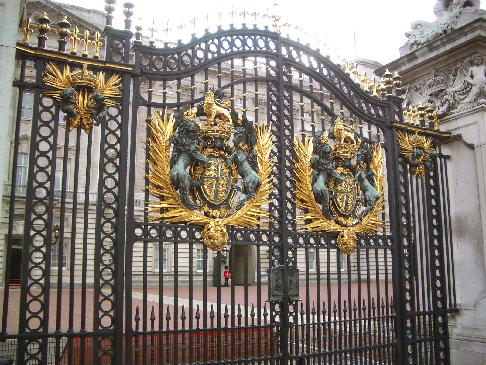 buckinghampalace3.jpg